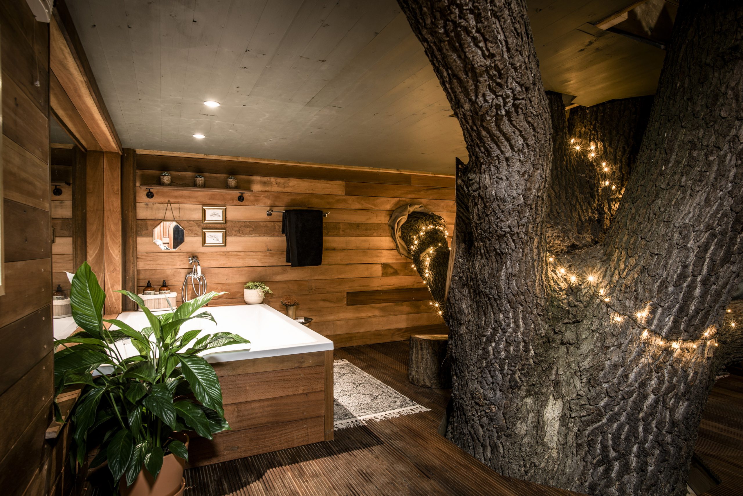 The double bath with cedar cladded interior